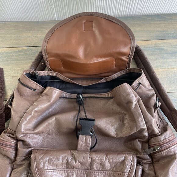 Vintage Faux Leather Caramel Brown Backpack w/Cinch & Roomy Zip Pockets (X7) - Picture 2 of 8